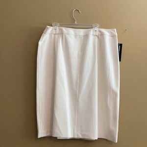 18W WINTER WHITE NWT SKIRT